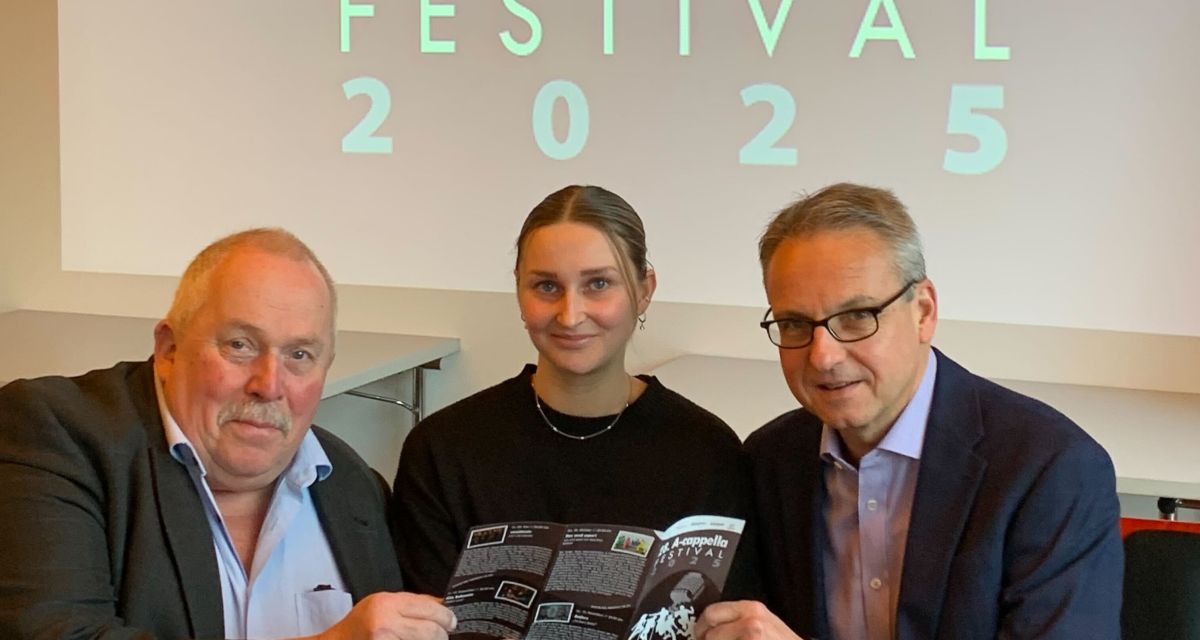 Das 28. A-Cappella-Festival Wilhelmshaven startet am 30.01. mit dem ersten Konzert. Auf dem Foto zu sehen sin (von links) Ulf Timmermann (Reichelt Elektronik, Sponsoren), Fabienne Hoy (Wilhelmshaven Freizeit und Touristik, Organisatorin) und Matthias Witte (Firma Nietiedt, Sponsoren).