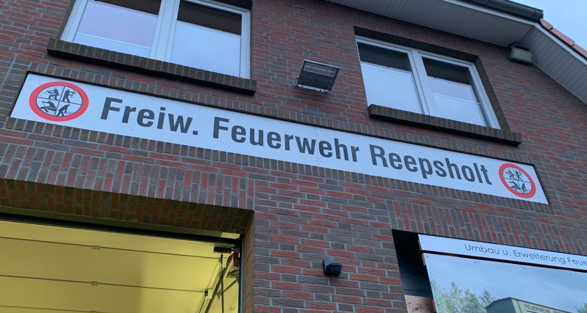 Auf dem Foto ist das Schild der Freiwilligen Feuerwehr in Reepsholt zu sehen.