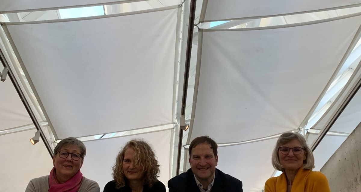 Die Kunsthalle hat ihr Dach aufwendig sanieren lassen, sodass es nun energetisch optimiert ist. Auf dem Bild zu sehen sind die Zuständigen (von links: Anja Mandt (Ausschussvorsitzende GGS), Petra Stegmann (Leiterin der Kunsthalle), Niksa Marusic (Stadtbaurat) und Petra Burmeister (Betriebsleiterin GGS).