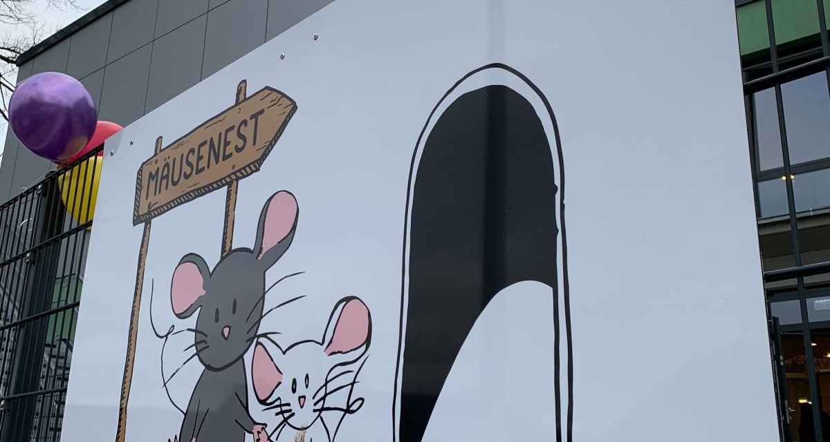 Auf dem Foto ist das Schild am Zaun des neueröffneten Kindergartens 