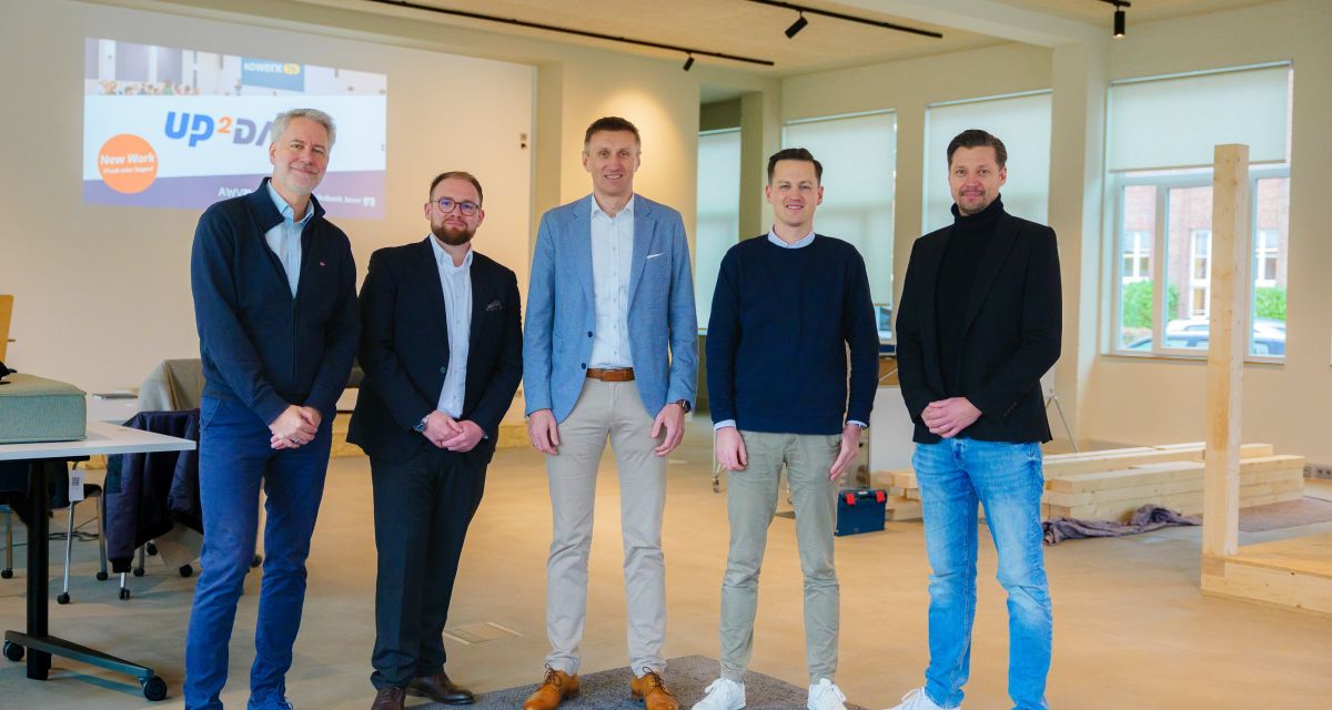 Vertreter von der Volksbank Jever, von dem Arbeitgeber- und Wirtschaftsverband Jade und von Dock26 stellen die zweite Ausgabe ihres gemeinsamen Formats 