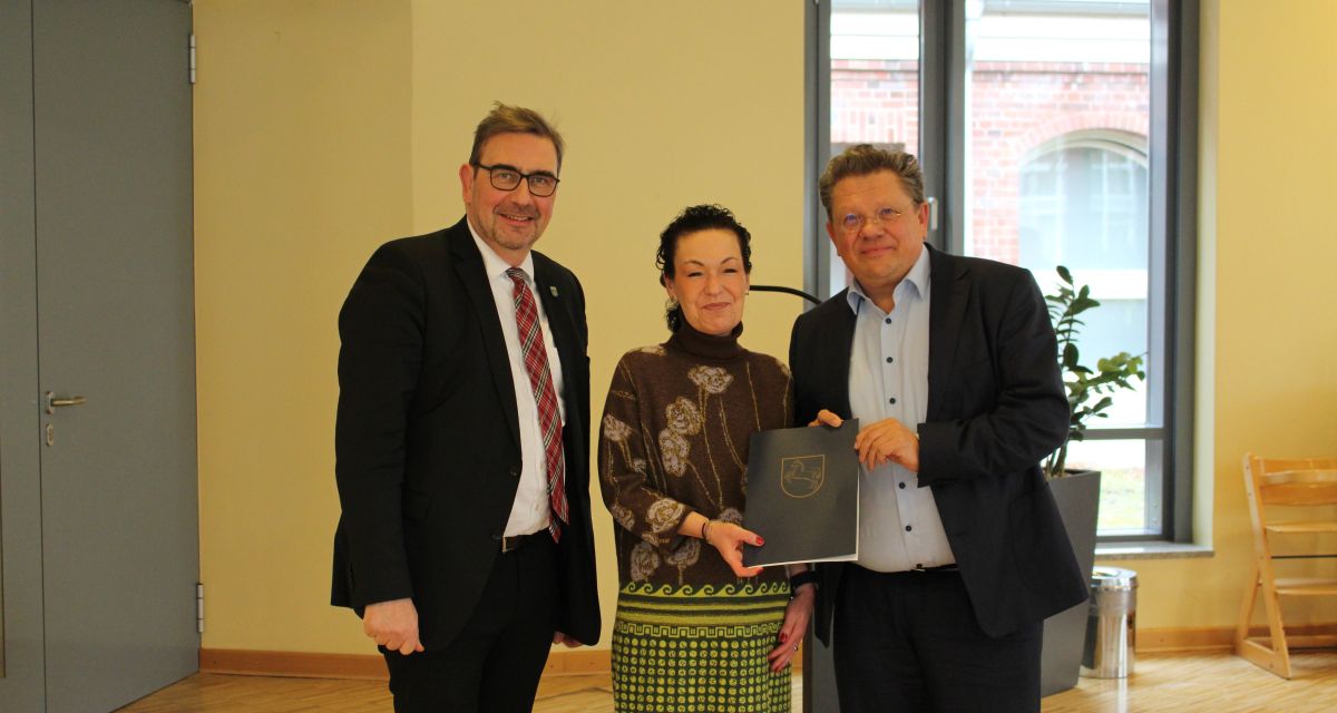 Zu sehen sind Frieslands Landrat und Aufsichtsratvorsitzender der Friesland Kliniken Sven Ambrosy (links), Friesland Kliniken Geschäftsführerin Petra Hohmann und Niedersachsens Gesundheitsminister Dr. Andreas Philippi.