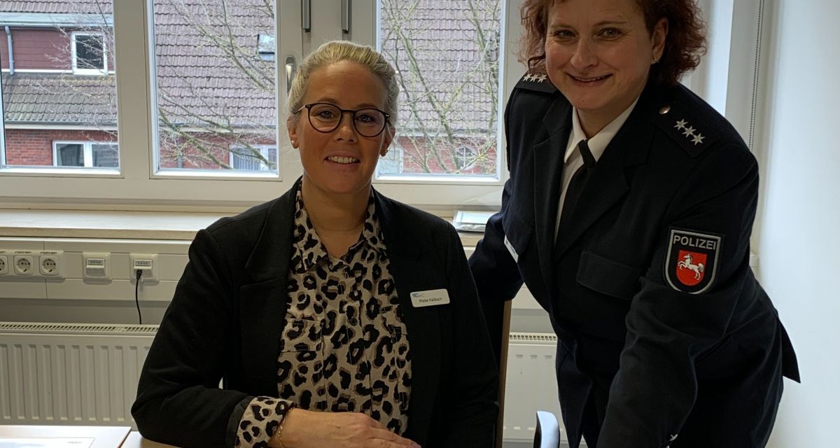 Auf dem Foto sind (von links) Rieke Halbach (Jugendschutz der Stadt Wilhelmshaven) und Polizeihauptkommissarin Samia Thoebel zu sehen. Vor ihnen auf einem Tisch liegen Informationsmaterialien zum Thema Jugendschutz. Diese Informationsmaterialien werden auch an Lehrkräfte in Schulen ausgeteilt. Nicht auf dem Foto zu sehen ist Mit-Initiatorin Jennifer Schröder, ebenfalls vom Jugendschutz der Stadt Wilhelmshaven.