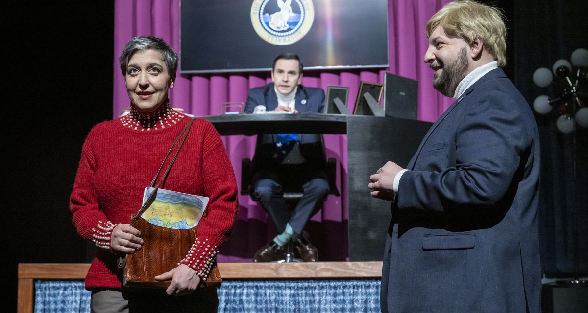 Die Schauspieler*innen Aida-Ira El-Eslambouly, Friedrich Steinlein und Ioachim Zarculea sind in einem Szenenbild des Stücks 