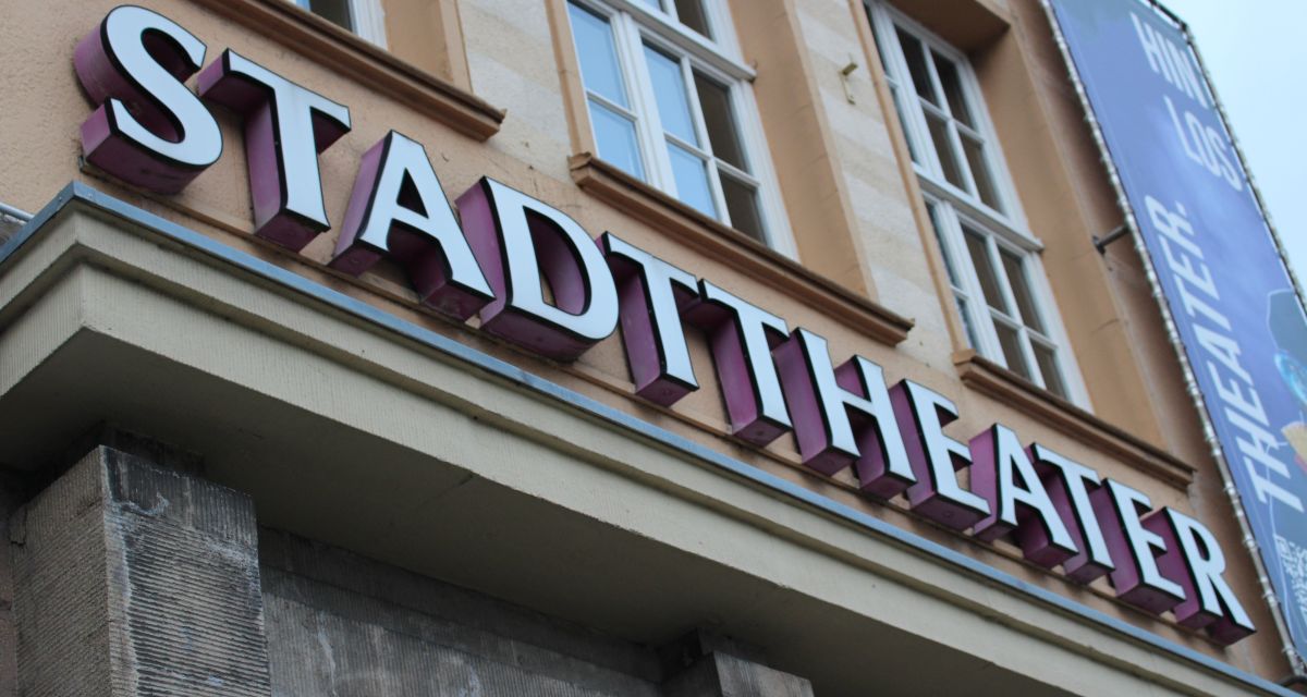 Das Foto zeigt den Schriftzug des Stadttheaters Wilhelmshaven
