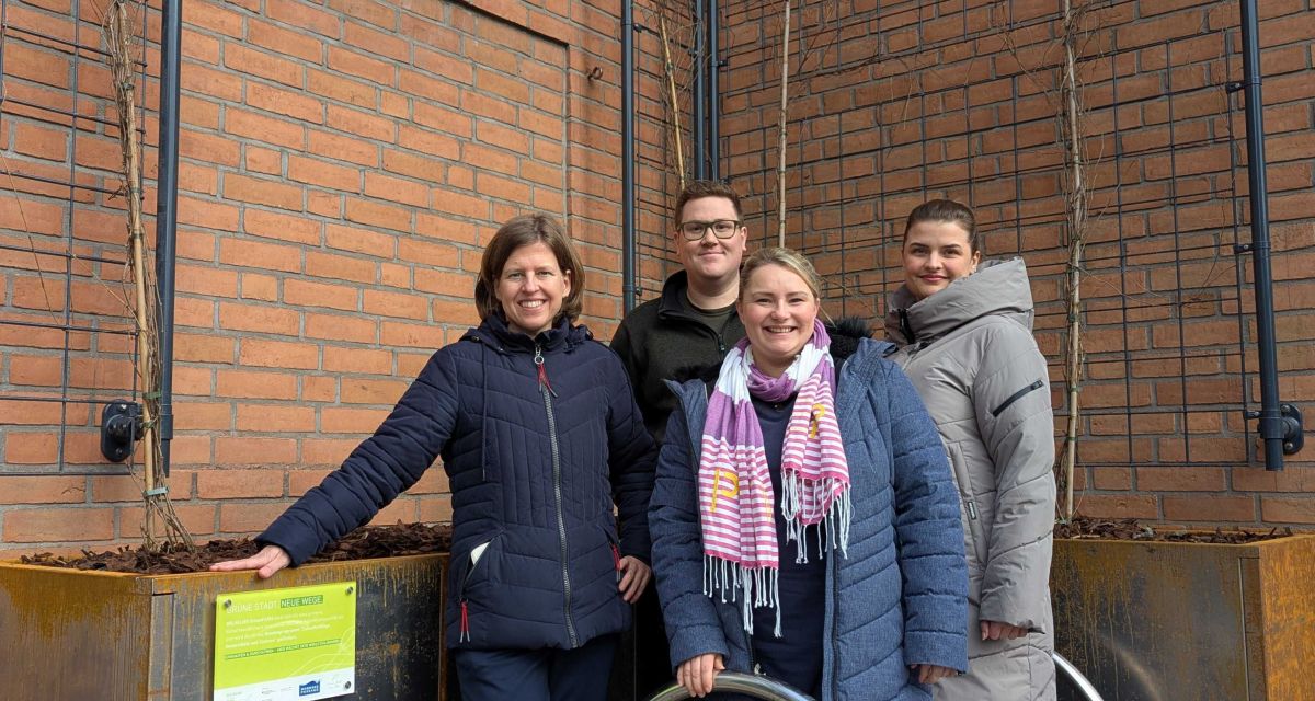 Zu sehen sind von links Juliane Heimann (Wilhelms Urbanfarm), Stephan Jansen (GDL Belke GmbH), Jennifer Renner (Wilhelms Urbanfarm) und Marike Fietz (Centermanagement der Nordseepassage) vor der neuen Begrünungsanlage der Nordseepassage