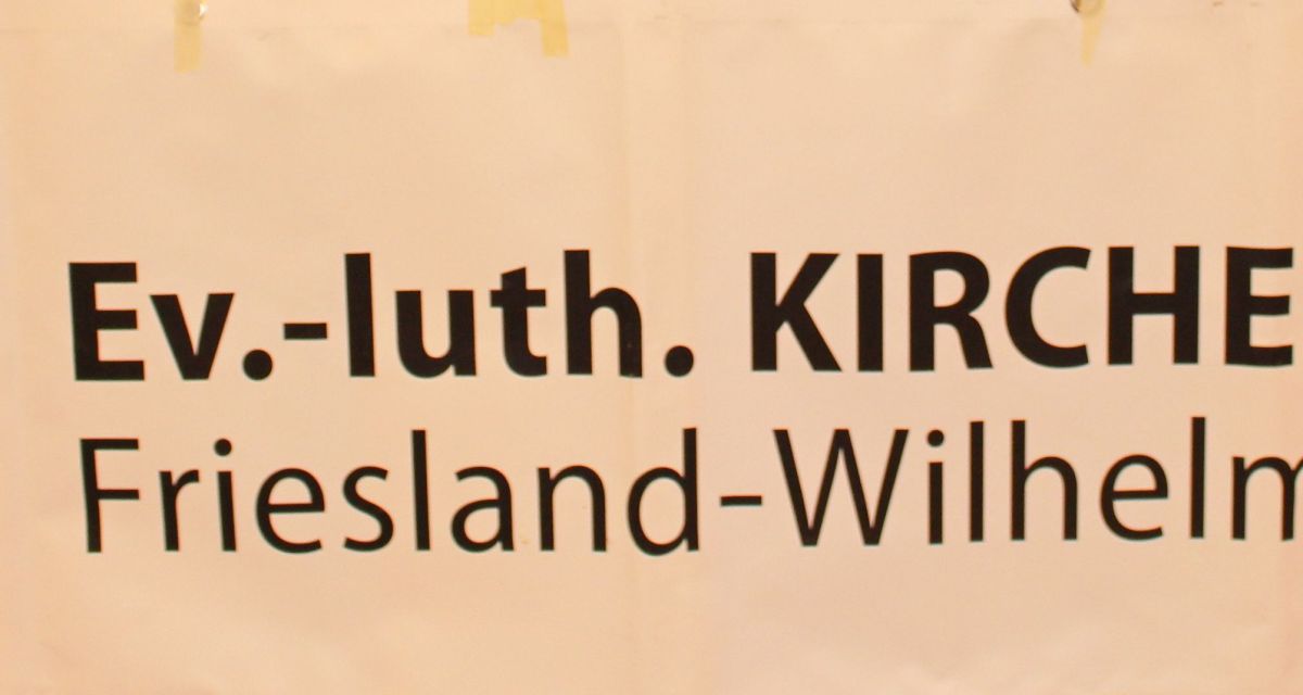 Zu sehen ist ein Banner mit dem Logo des Kirchenkreises Wilhelmsahaven/ Friesland