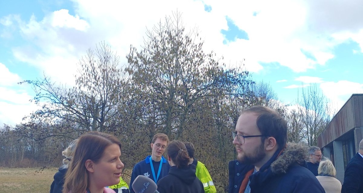 Die niedersächsische Kultusministerin Julia Willie Hamburg (Bündnis '90/Die Grünen) besucht im Vorfeld der Woche der beruflichen Bildung die Betriebsstelle von Vynova in Wilhelmshaven. Auf dem Bild ist Hamburg im Gespräch mit Radio Jade-Redakteur Lukas Iben zu sehen.