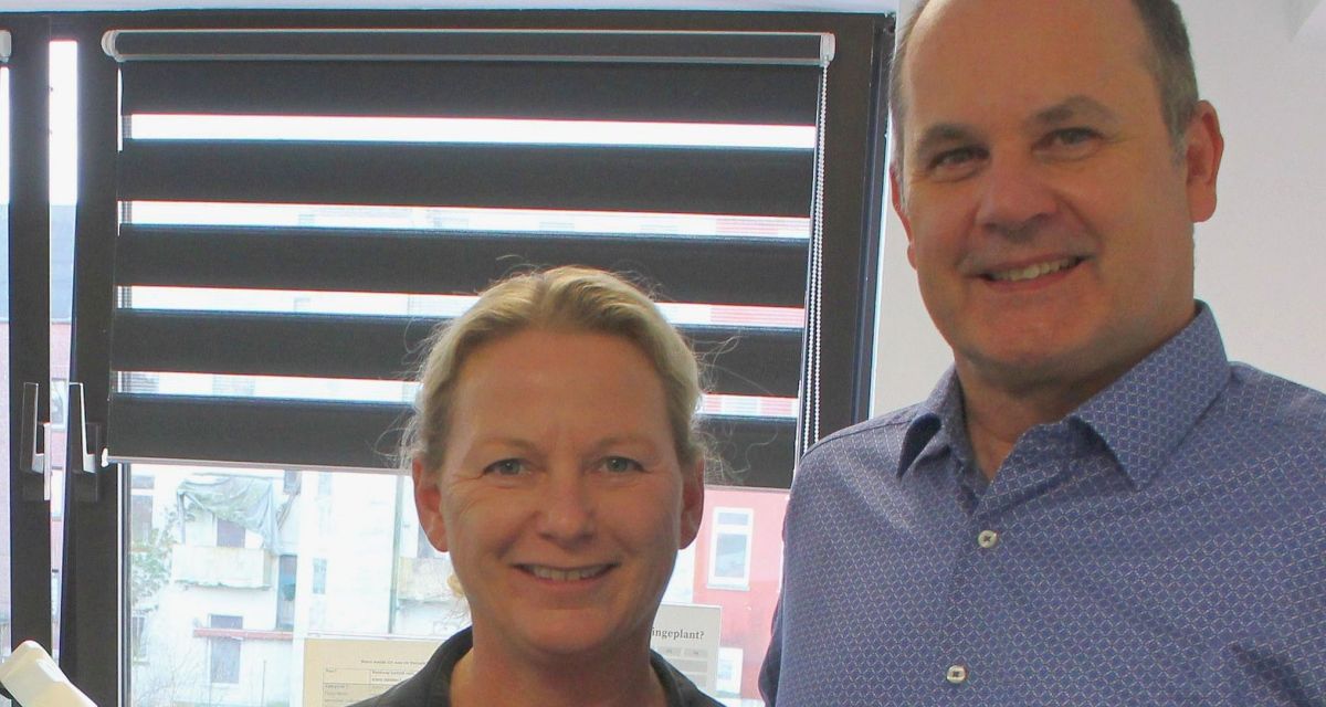 Chefärztin Dr. König und Chefarzt Dr. Schmitt (Gastronenterologie) vor dem Mischpult in Studio B