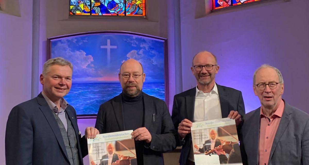 In der Christus- und Garnisonkirche in Wilhelmshaven finden auch dieses Jahr wieder Konzerte des Nordwestdeutschen Sinfonieorchesters statt. Am 12. März wurden sowohl der Dirigent als auch die Sponsoren vorgestellt. Als Sponsoren sind die GEW, die Sparkasse und Vynfranova Services mit an Bord.
Auf dem Bild sind zu sehen (von links): Josef Thomann (GEW Wilhelmshaven), Marcus Prieser (Dirigent des Nordwestdeutschen Sinfonieorchesters), Bernd Watermann (Sparkasse Wilhelmshaven) und Pastor Frank Morgenstern von der Christus- und Garnisonkirche. Sie stehen vor dem Altarbild der Christus- und Garnisonkirche und zeigen Plakate für das Sinfoniekonzert am 23. März.
Nicht auf dem Bild zu sehen ist Andreas Reiche von Vynfranova Services.