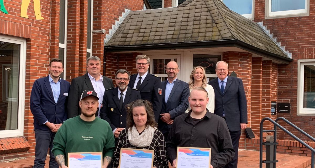 Am 14. März 2025 wurde im Mehrgenerationenhaus Wilhelmshaven der Tag der Zivilicourage gefeiert. In diesem Rahmen wurden einigen Bürger*innen vom Verein für Kommunale Prävention Auszeichnungen für ihren Mut verliehen. 
Auf dem Bild zu sehen sind die Organisator*innen und Ausgezeichneten. Hinten, von links: Dennis Futterlieb (VKP), Oberbürgermeister Carsten Feist, Jörg Beensen (Leiter der Polizeiinspektion Wilhelmshaven-Friesland), Andreas Sagehorn (Polizeipräsident Oldenburg), Bernd Watermann (Sparkasse), Marnie Menkens (VKP) und Pastor Frank Moritz. 
Vorne im Bild sind die Ausgezeichneten zu sehen. Von links: Timo L., Bianca-Marianna Janßen, Willy-Marec Nico Wilhelm Hömmen. 