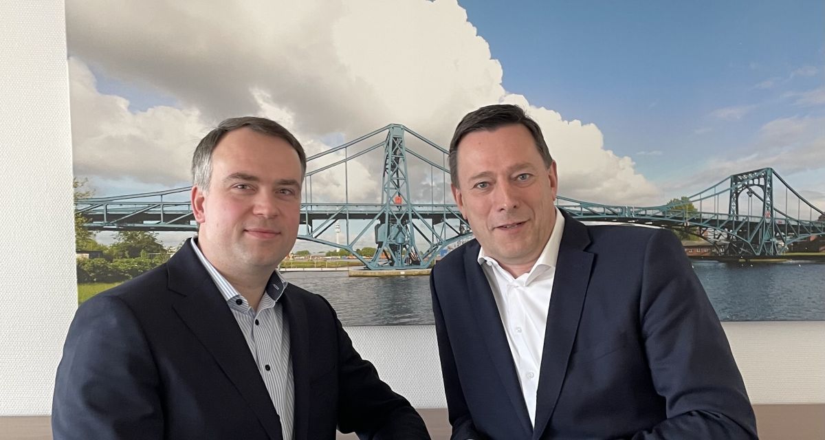 Zu sehen sind die Vorstände der Volksbank Wilhelmshaven  Arne Marcussen-Kressin und Norbert Philipp