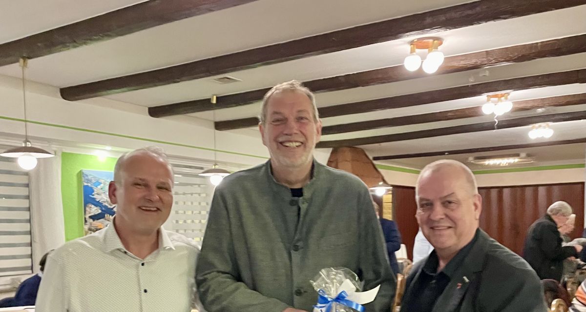 Zu sehen sind drei ältere Herren, alle SPD: Kristian Stoemer, Ulf Janssen (Architekt), Detlef Schön