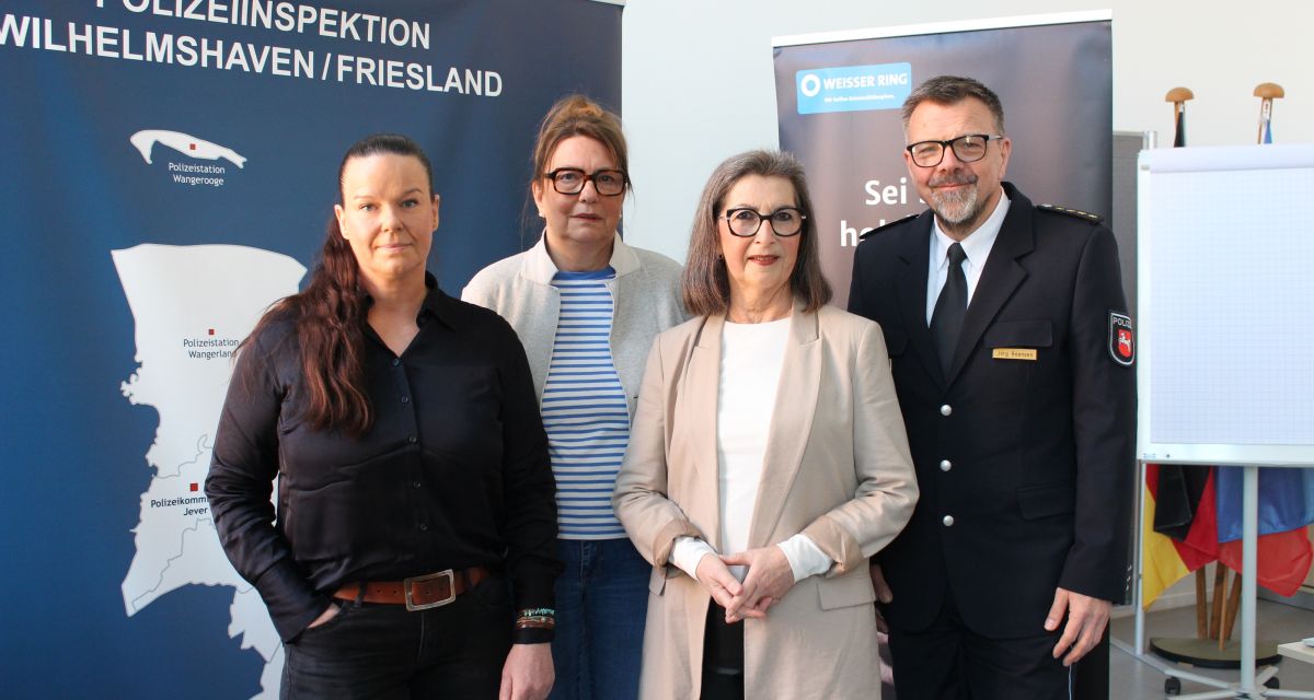 Der Weiße Ring wirbt um neue Ehrenamtliche, um die Außenstelle Wilhelmshaven wieder aufzubauen. Vor Schauwänden der Polizeiinspektion Wilhelmshaven/Friesland und des Opferhilfevereins Weißer Ring stehen (von links nach rechts): Katja Reents (Präventionsbeauftragte der Polizeiinspektion), Marion Eden (Mitarbeiterin des Weißen Rings), Petra Klein (stellvetretende Bundesvorsitzende des Weißen Rings und Leiterin der Außenstelle Oldenburg) und der Leitende Polizeidirektor Jörg Beensen (Leiter der Polizeiinspektion Wilhelmshaven/Friesland).