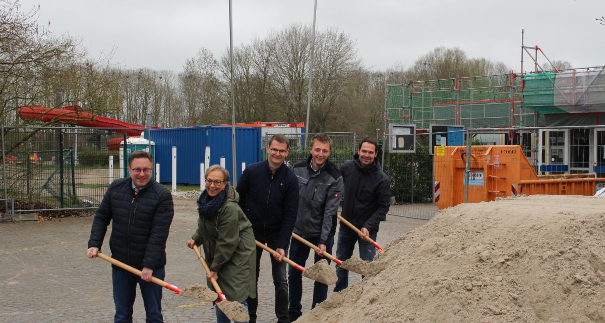 Beim Spatenstich für die Sanierung des Johann-Rasenack-Freibads in Jever sind zu sehen (von links): Bürgermeister Jan Edo Albers, Marianne Rasenack (Vorsitzende des Freibad-Fördervereins), Kai Ulferts (CDU Jever), Tobias Arians (Stadt Jever) und Chris Schäfer (geprüfter Meister für Bäderbetriebe/Freibad Jever).