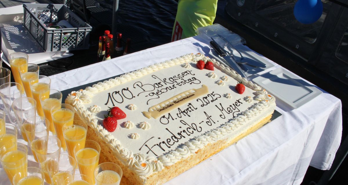 Zu sehen ist eine Torte mit der Aufschrift 