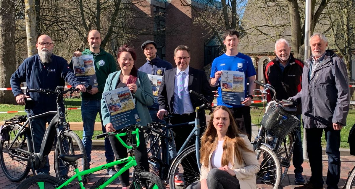 Die Stadt Jever veranstaltet am 13.04.2025 in Kombination mit dem Kiewittmarkt den zweiten Fahrradtag. Auf dem Foto sind die Organisator*innen des Fahrradtages zu sehen.
Von links: Udo Meyer (Stadt Jever), Janto Müller (Round Table), Annika Bischof (Stadt Jever), Chris Wezel (Round Table), Jevers Bürgermeister Jan Edo Albers, Virginia Berg (Stadt Jever, kniend), Keno Ristau (MTV Jever), Werner Lührs (Verkehrswacht Jeverland) und Edzard de Buhr (Arbeitskreis Schlachtmühle).