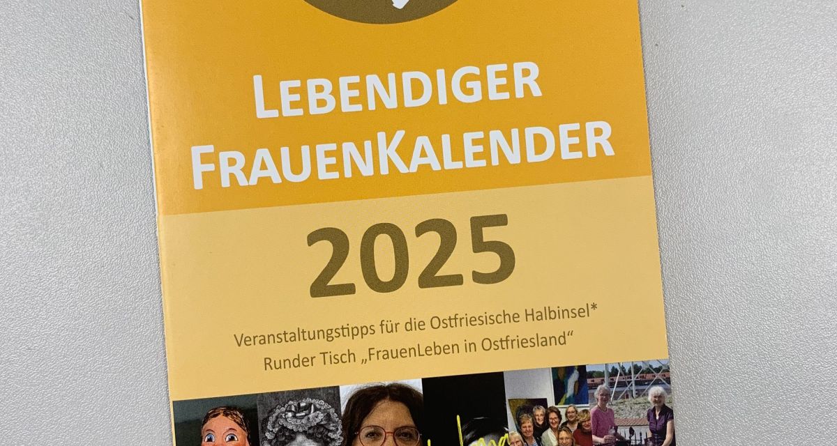 Auf dem Foto ist die Broschüre zum Lebendigen Frauenkalender 2025 zu sehen. Orgeanisiert wird der Kalender vom Runden Tisch
