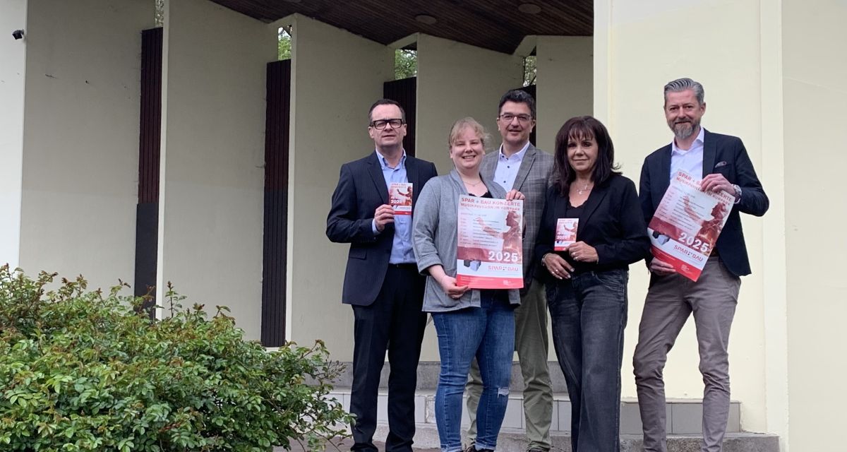 Auf dem Foto sind die Organisator*innen der Konzertreihe im Kurpark am Veranstaltungsort, der Musikmuschel im Kurpar Wilhelmshaven, zu sehen. Von links: Armin Schönfelder (Erster Stadtrat und Kulturdezernent), Martina Höger (Kulturbüro), Ole Ott (Spar + Bau), Doris Falk (Organisation) und Peter Krupinski (Spar + Bau).