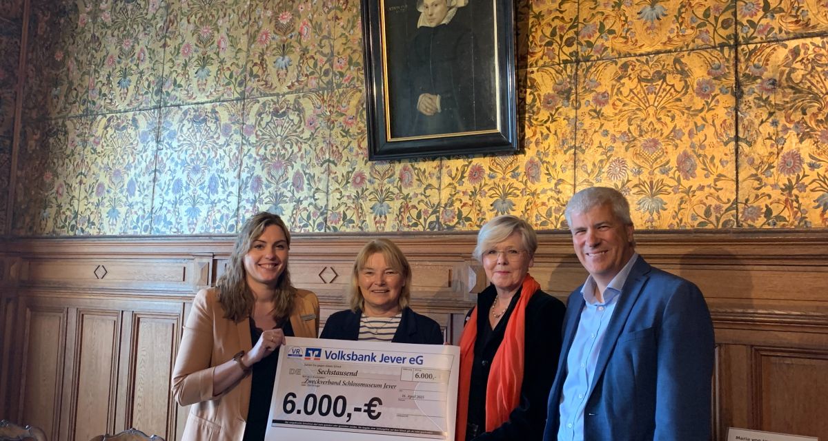 Das Schlossmuseum Jever hat am 16. April 2025 eine Spende in Höhe von 6000 Euro von der Volksbank Jever und der VR-Stiftung erhalten. Grund dafür ist eine besondere Ausstellung zum Jubiläumsjahr des Fräulein Marias von Jever, denn ihr Geburtstag jährt sich zum 525. Mal, ihr Todestag zum 450. Mal. Auf dem Foto zu sehen sind (von links): Katharina Lührs (Volksbank Jever), Dr. Antje Sander (Leiterin des Schlossmuseums), Susanne Leiting (Volksbank Jever) und Kurt Kreye (Filialbereichsleiter der Volksbank Jever). Sie stehen im sogenannten Edzardzimer unter dem Originalportrait von Fräulein Maria von Jever aus dem 16. Jahrhundert. 