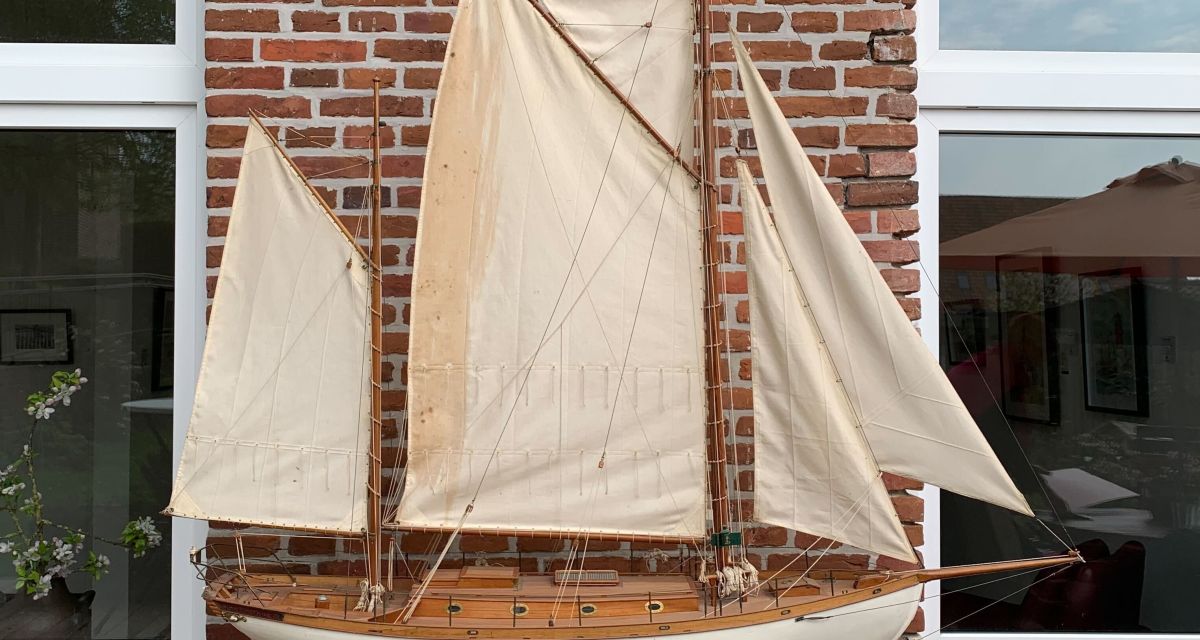 Auf dem Bild ist ein Modell des Traditionsseglers