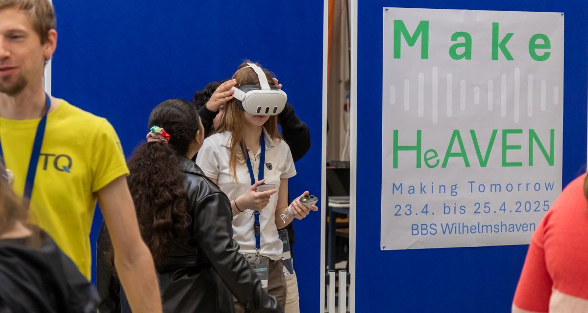 Zu sehen sind Schüler*innen, die im Rahmen der HeAVEN an der BBS Wilhelmshaven eine VR-Brille ausprobieren.