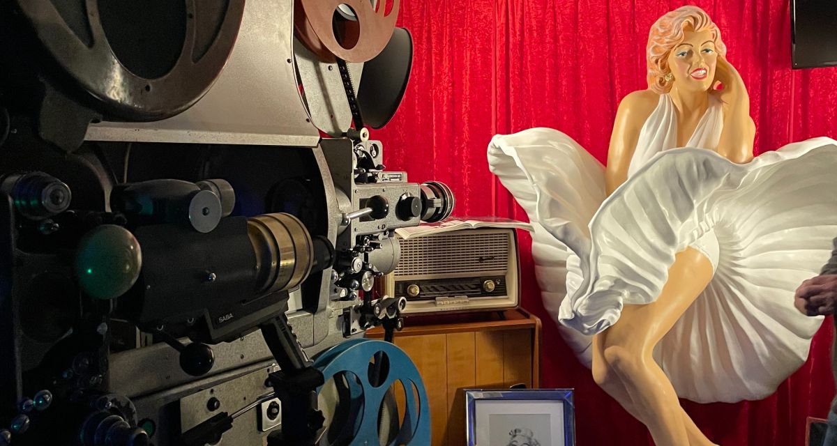 zu sehen sind ein Filmproektor, ein Standbild von Marilyn Monroe und Kleinexponate