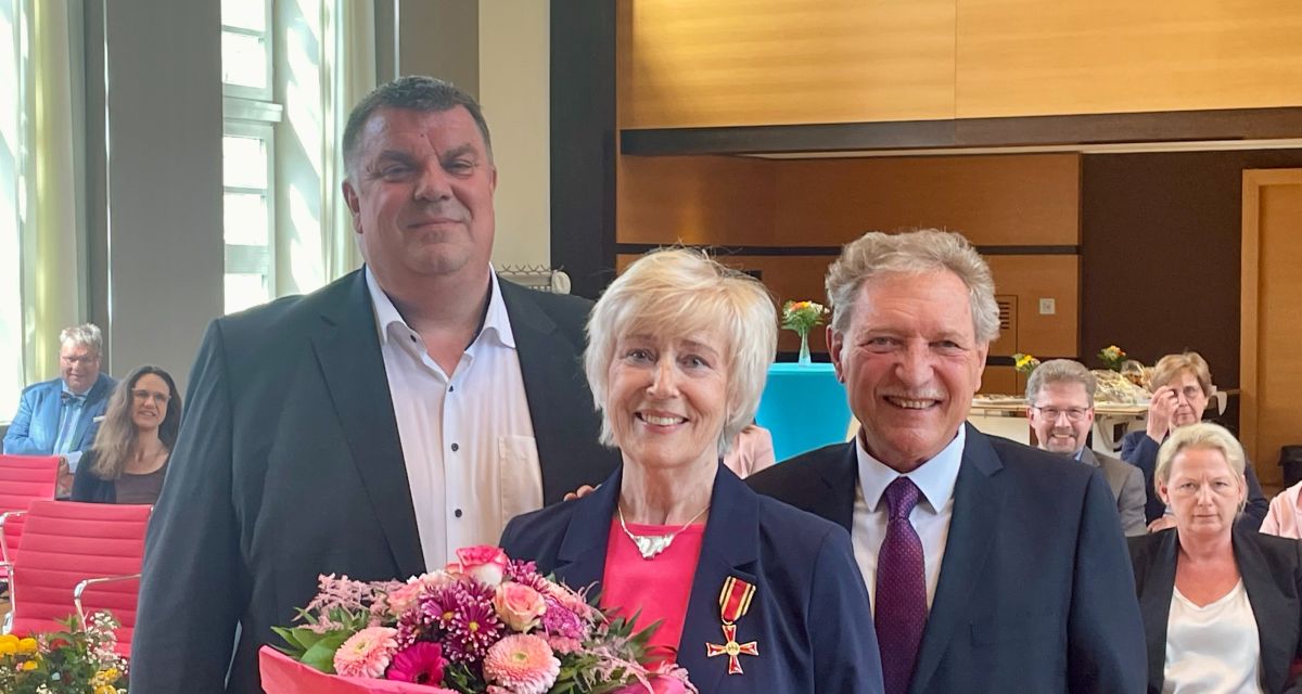 Carsten Feist, Sibilla Dobschinski und Wolfgang Dobschinski bei der Überreichung des Bundesverdienstkreuzes