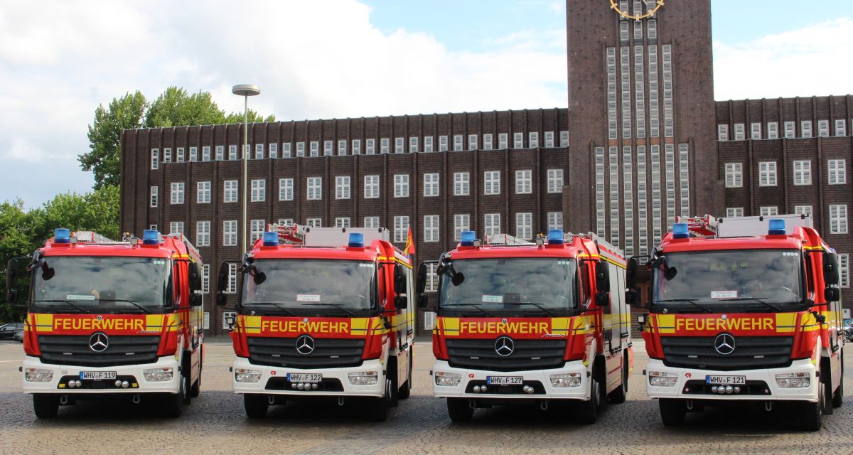 Hilfeleistungslöschgruppenfahrzeuge der Feuerwehr Wilhelmshaven auf dem Rathausplatz.