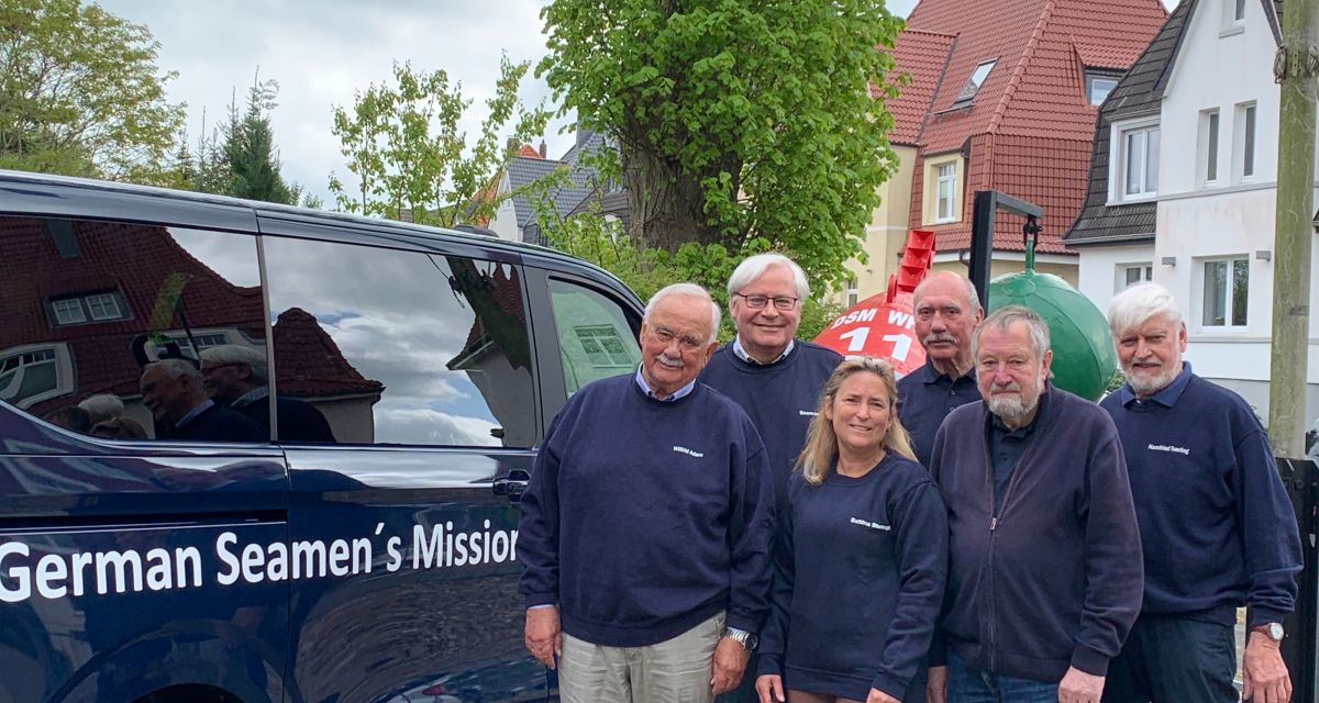 Die Seemannsmission Wilhelmshaven konnte sich dank einer Spende der ITF (Internationale Transportarbeiter Förderation) einen neuen Transporter anschaffen. Mit diesem können Seeleute am Hafen abgeholt und in die Stadt gebracht werden. Links im Bild ist der blaue Transporter mit der Aufschrift 