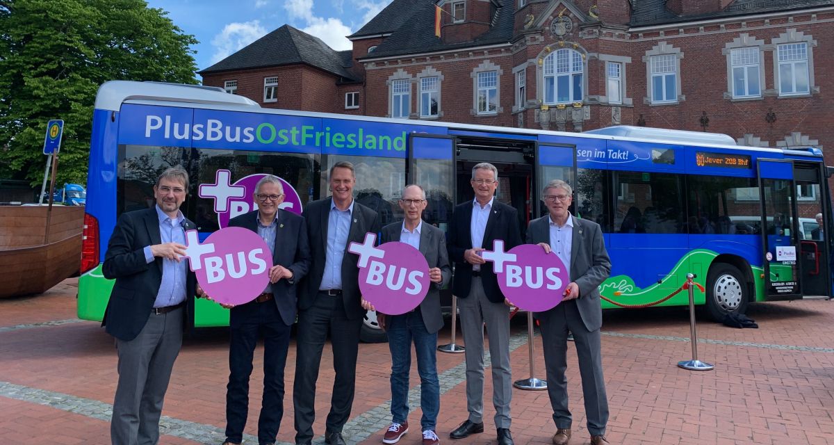 Zum 1. Mai 2025 ist die neue PlusBus-Linie 480 gestartet. Die Linie verbindet die drei Kreisstädte Aurich, Wittmund und Jever im Stundentakt. Bei der feierlichen Eröffnung in Wittmund haben sich die Verantwortlichen vor einem Bus der Linie vor dem Kreishaus versammelt. Von links: Sven Ambrosy (Landrat Friesland), Olaf Meinen (Landrat Aurich), Holger Heymann (Landrat Wittmund), Tilli Rachner (Geschäftsführer VEJ), Rolf Claußen (Bürgermeister Wittmund) und Horst Feddermann (Bürgermeister Aurich). 