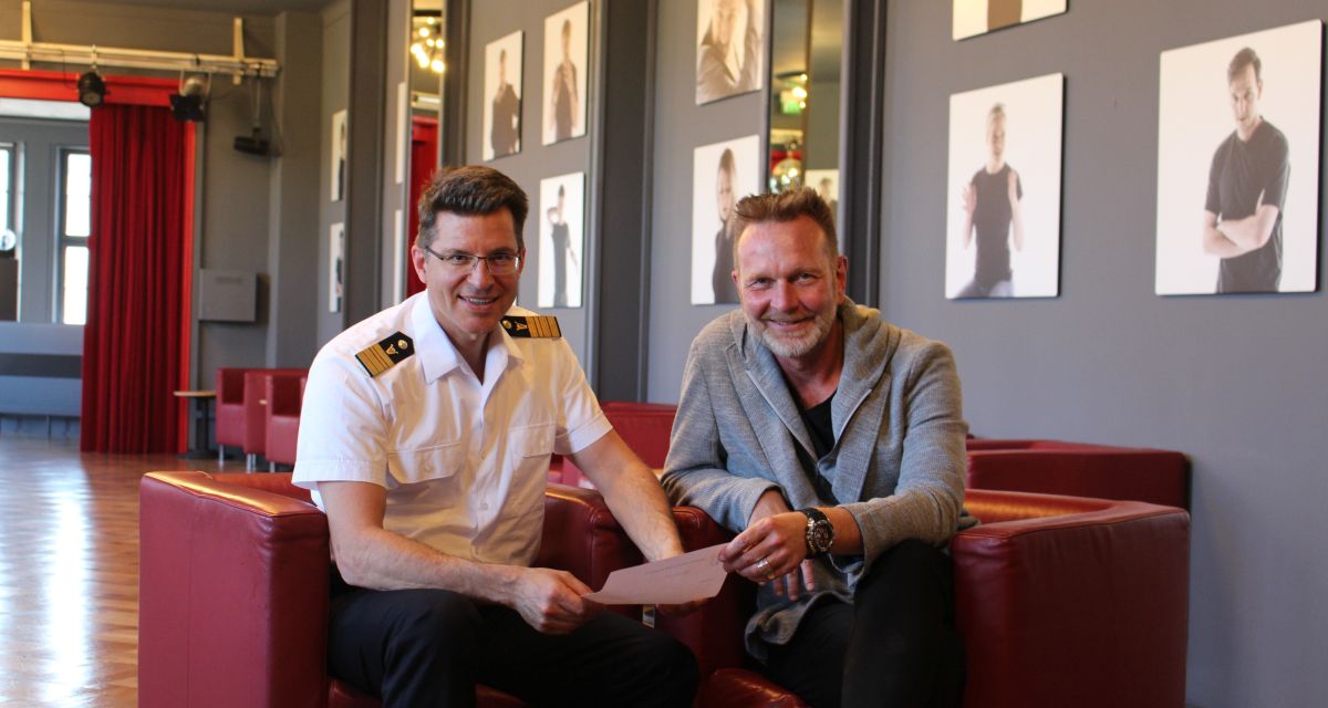 Der Leiter des Marinemusikkorps Wilhelmshaven, Fregattenkapitän Matthias Prock, und der Intendant der Landesbühne Niedersachsen Nord, Olaf Strieb stellen im Oberen Foyer des Stadttheaters Wilhelmshaven das Programm des Benefizkonzerts zugunsten des Fördervereins des Kinder- und Jugendhospizes 