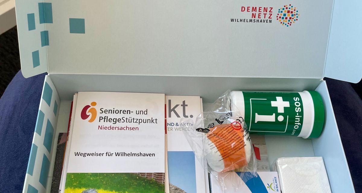 zu sehen ist ein geöffneter karton mit Infomaterialien