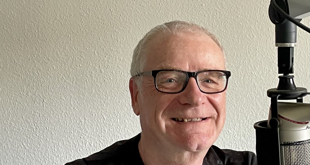 Zu sehen ist ein gut gelaunter älterer Herr vor einem Mikrofon. es handelt sich um Klaus-Jürgen Buchholz, den stellvertetenden Direktor der NLM.