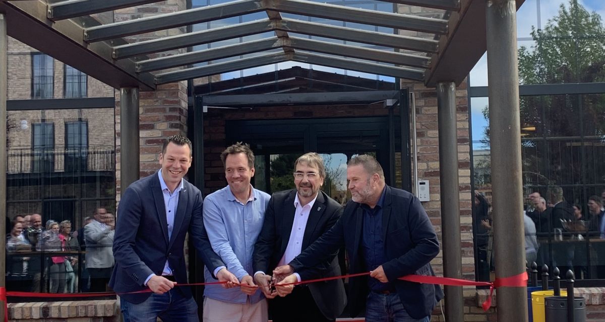 Am 28.05.2025 wurde das Wangerland Resort in Hohenkirchen feierlich eröffnet. Das Wangerland Resort ist ein Touristik-Park, der sich über 16 Hektar erstreckt. Hier zu sehen ist das Schneiden des Bandes zur Eröffnung. Unter anderem ist Frieslands Landrat Sven Ambrosy zu sehen. 