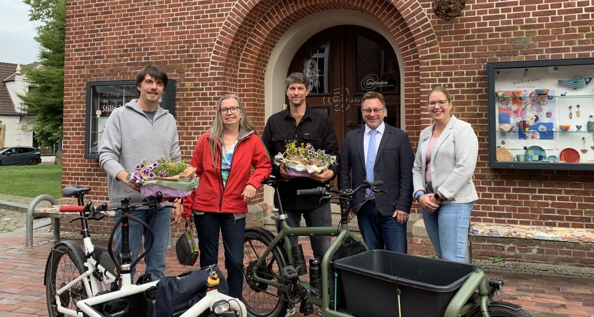 Am 04.06.2025 hat die Stadt Jever ihre zwei neuen, ehrenamtlichen Fahrradbeauftragten, Knut Blancke und Oliver Koopmann, vorgestellt. 
Auf dem Bild zu sehen (von links): Knut Blancke, Elke Vreedenborg (Vorsitzende des Bauausschusses), Oliver Koopmann, Jevers Bürgermeister Jan Edo Albers und Jasmin Eilers (Klimaschutzmanagerin).
