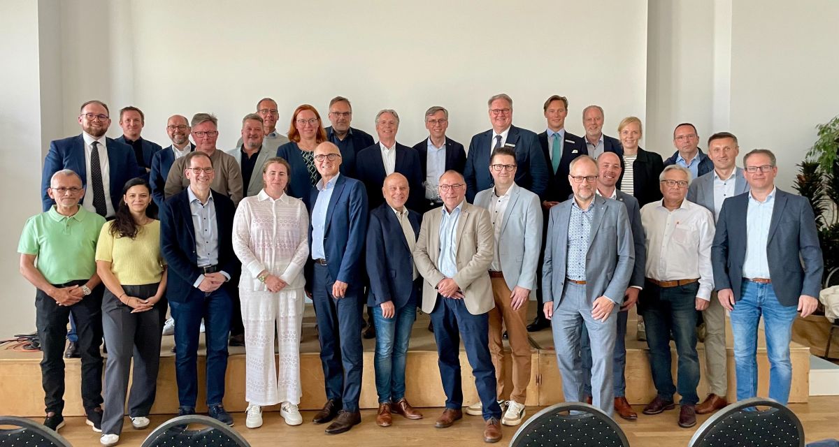 Zu sehen sind etwa zwei Dutzend Mitglieder des Arbeitgeber- und Wirtschaftsverbandes Jade auf der Mitgliederversammlung 2025