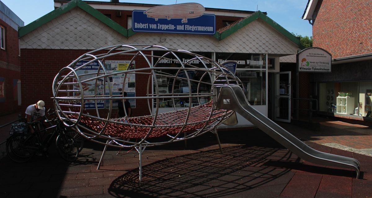 Zeppelin Spielplatz vor dem Robert von Zeppelin- und Luftfahrtmuseum in Wittmund