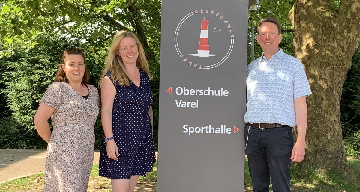 Zu sehen sind die Organisator*innen des Aus- und Weiterbildungsmarktes in Varel. Von links: Juliane Oellrich und Dr. Meike Knop (beide Wirtschaftsförderung Varel) und Andreas Michalke (Schulleiter der Oberschule Varel). In diesem Jahr findet der AWM4U wieder in der Sporthalle der Oberschule Varel statt.