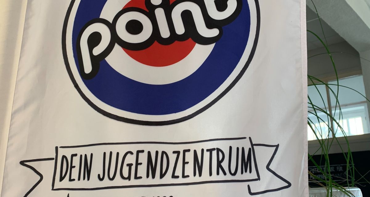 Auf dem Bild ist das Logo und der Schriftzug des Jugendzentrums 