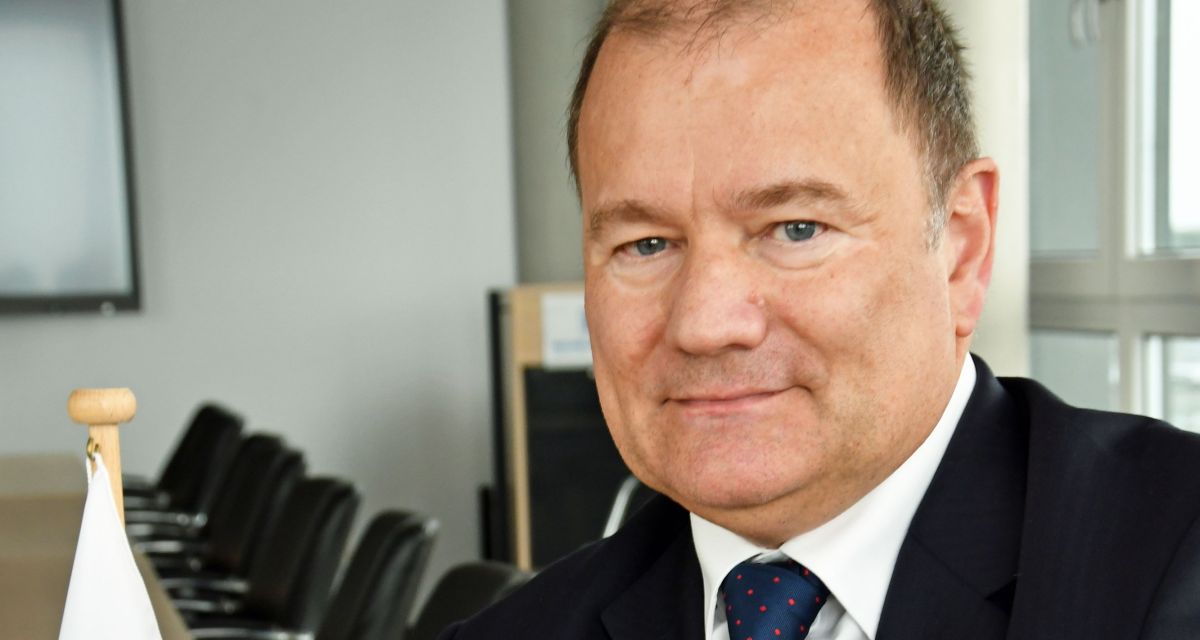 Mann im Anzug am Konferenztisch