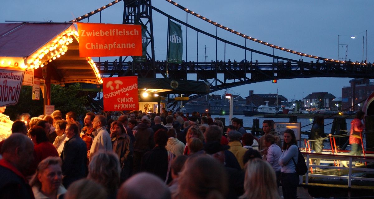 Abendstimmung an der KW-Brücke während eines Volksfestes