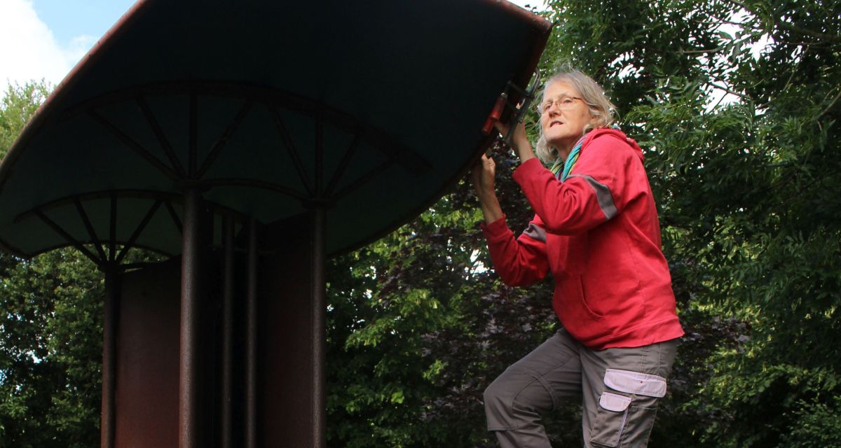 Windharfe repariert von Künstlerin Jutta Klemm als Teil der Radtour zu Kunst von Frauen