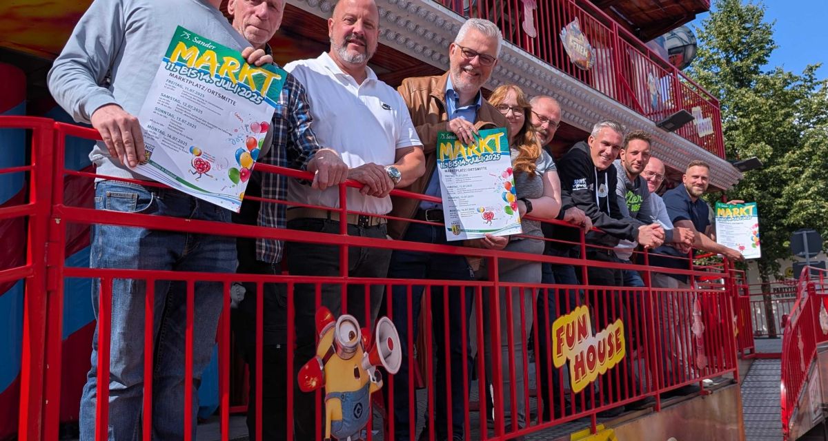 Zu sehen sind Bürgermeister Stephan Eiklenborg mit Franz Langenscheidt, Jürgen und Werner Wegener, Claus Bütte-Hafemann, Manuel Kramer, und Franziska Obermeyer zur Vorstellung des 75. Sander Marktes