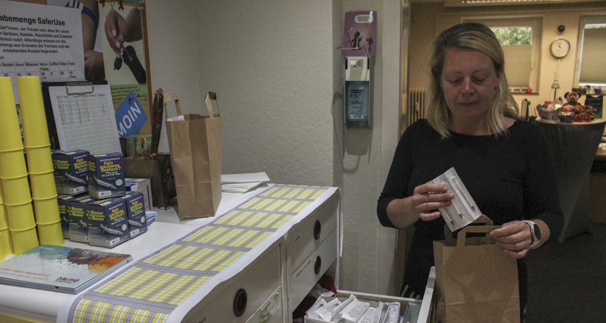 Die Geschäftführererin der Aidshilfe WHV Rabea Kruse verpackt sauberes Spritzbesteck. Die Aidshilfe ist einer der einzigen Anlaufstellen, wo Süchtigen geholfen werden kann, damit sie sich nicht über dreckige Spritzen mit Hep C oder HIV anstecken