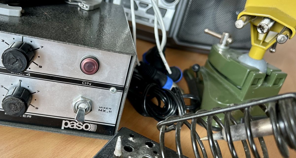 Zu sehen sind diverse Elektrogeräte, ein Lötkolben und ein Schraubstock