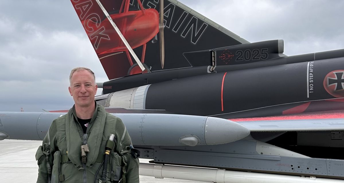 Zu sehen ist der Piliot Kommodore Björn Andersen vor einem Eurofighter anlässlich der Rückkehr der ersten Flugzeuge des Geschwaders nach Wittmund.