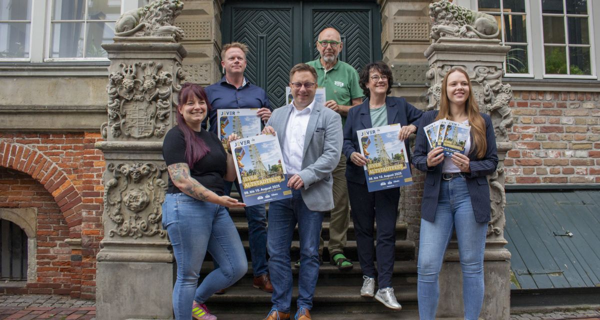 Bürgermeister Jan Edo Albers und mehrere Mitwirkende der Stadt Jever haben das Programm des diesjährigen Altstadtfest vorgestellt.