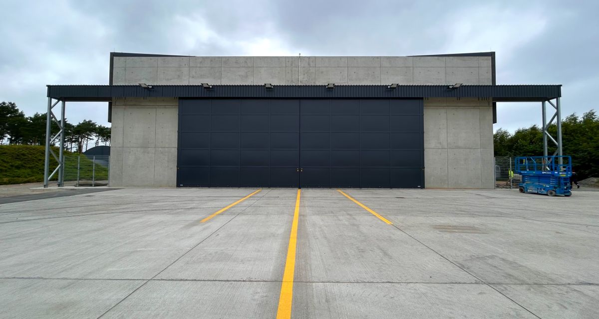 Zusehen ist ein große hallengebäude mit geschlossenem Tor