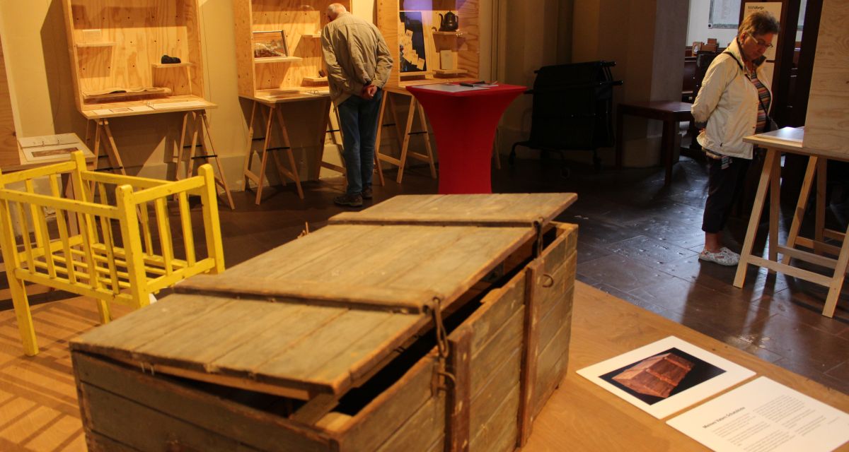 Zwei Besucher in der Zeitzeug 1945 Ausstelung in der Christus- und Garnisonkirche in Wilhelmshaven. 
